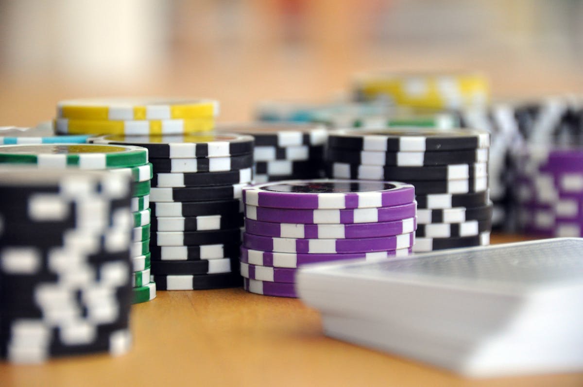 Primer plano de fichas de poker junto a una baraja