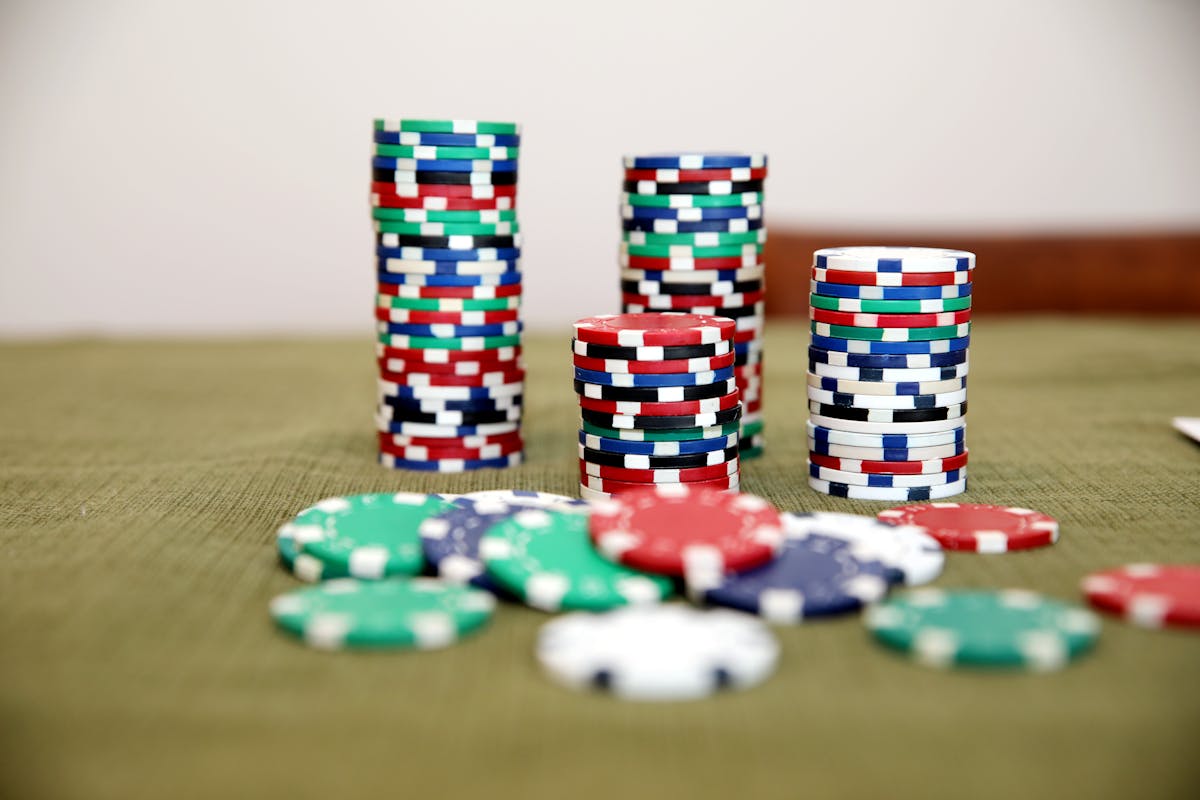 Fichas de casino apiladas sobre una mesa