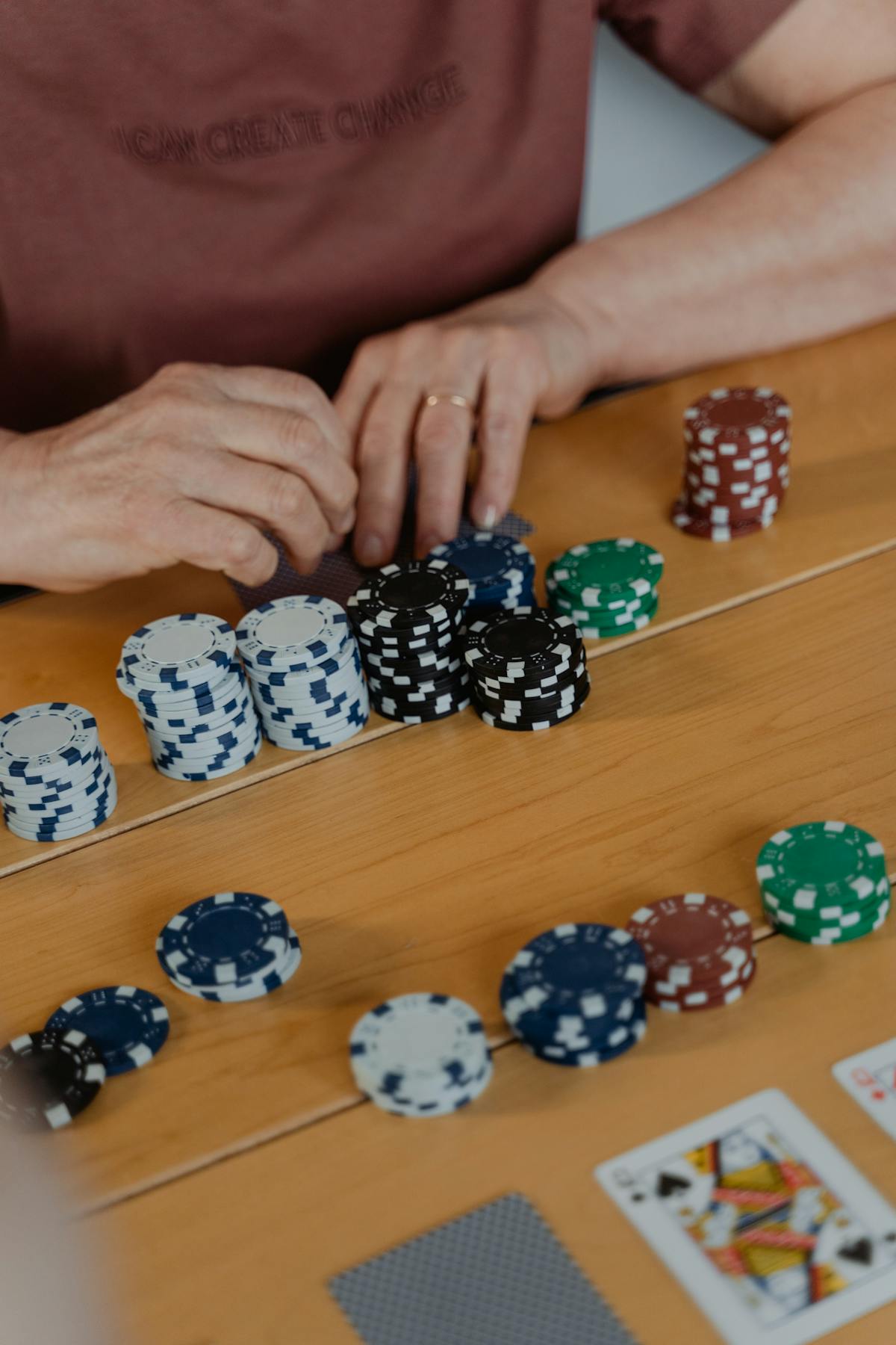 Jugador acomodando fichas de poker sobre una mesa