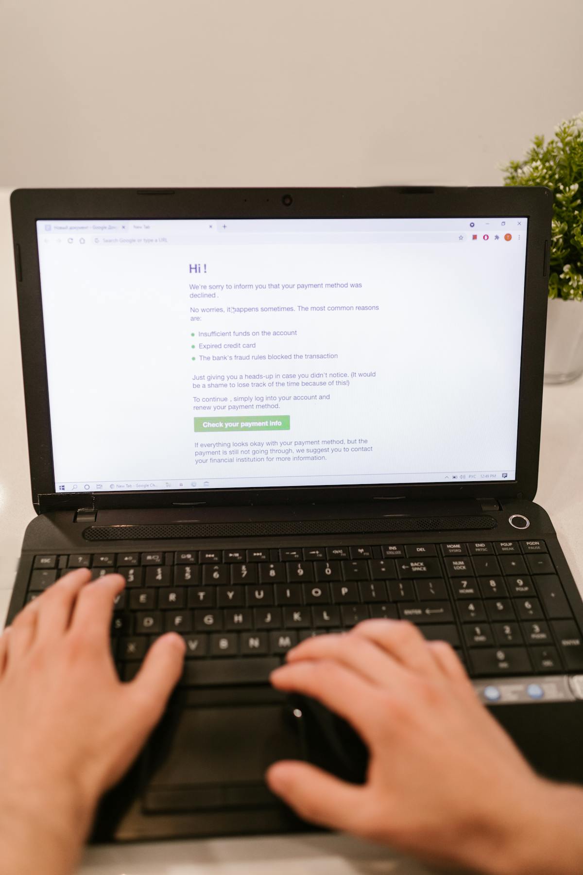 Pantalla de laptop con aviso de método de pago declinado