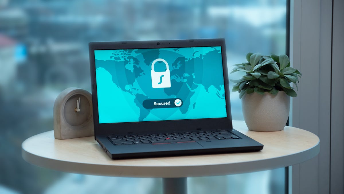 Laptop con una pantalla de seguridad y candado digital
