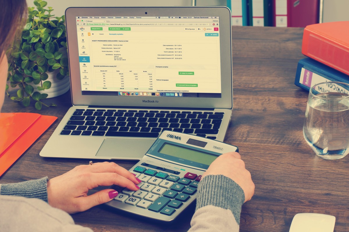 Calculadora y laptop sobre un escritorio de oficina