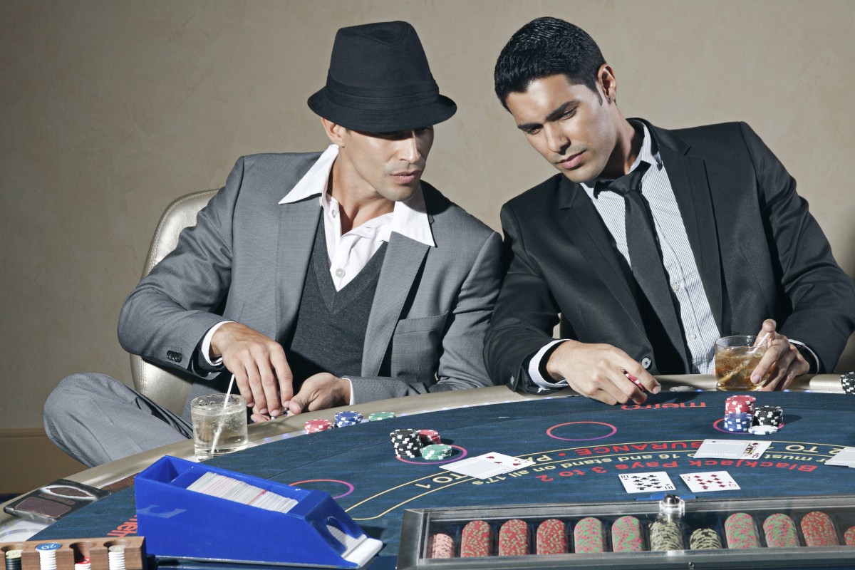 Jugador de casino con fichas y cartas sobre la mesa