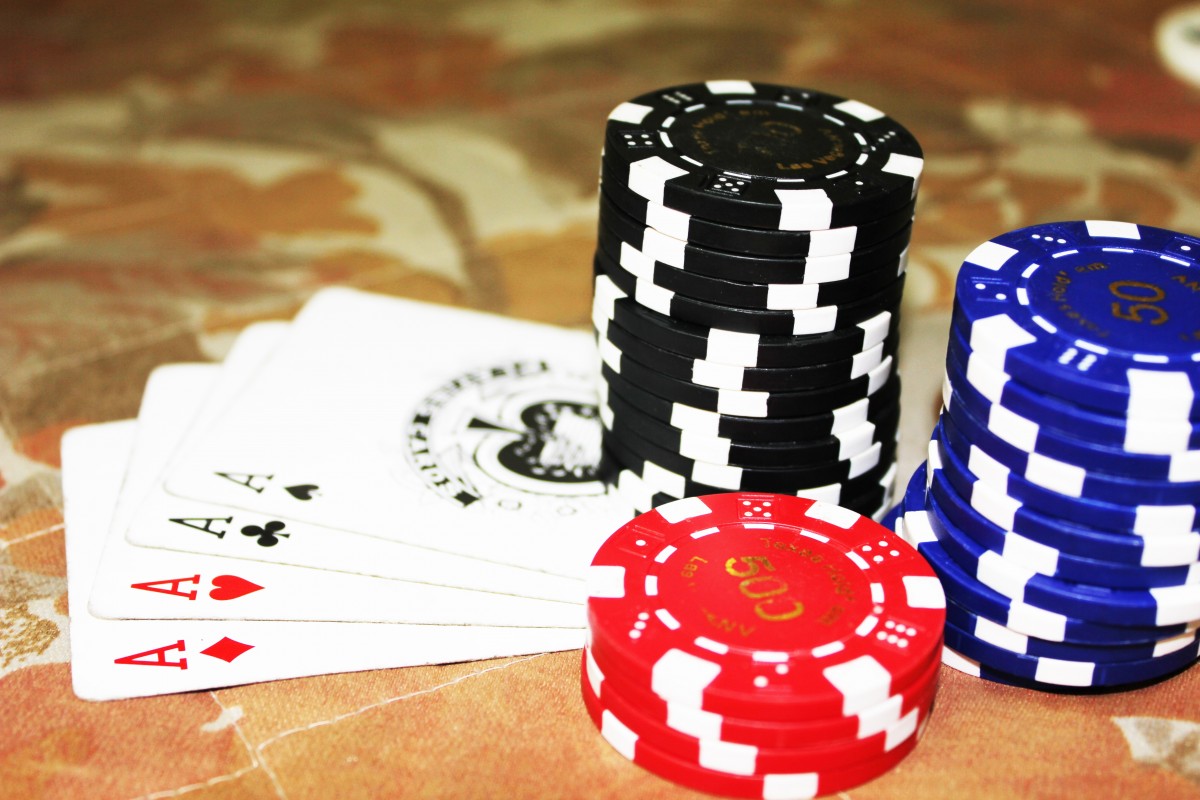 Fichas y cartas de poker en primer plano