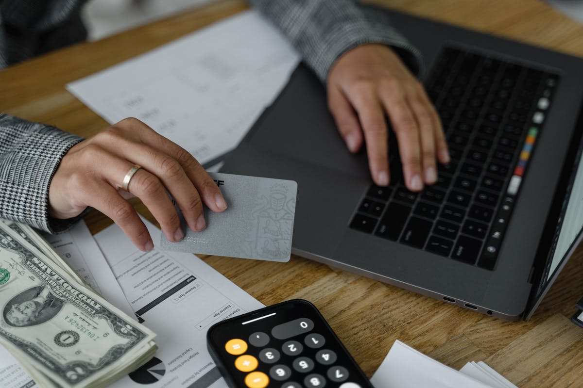 Tarjeta bancaria, calculadora y escritorio de trabajo