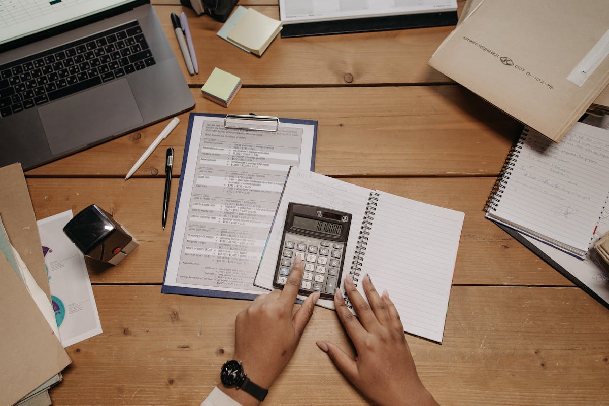 Calculadora sobre un libro contable y documentos financieros